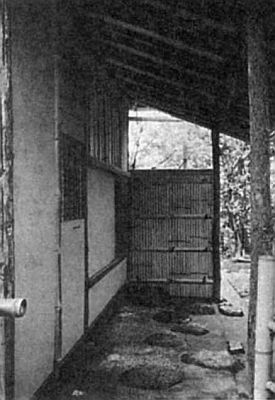 Мёкиан, чайный домик Сэн-но Рикю (1582 г.). Вделанные в землю камни ведут